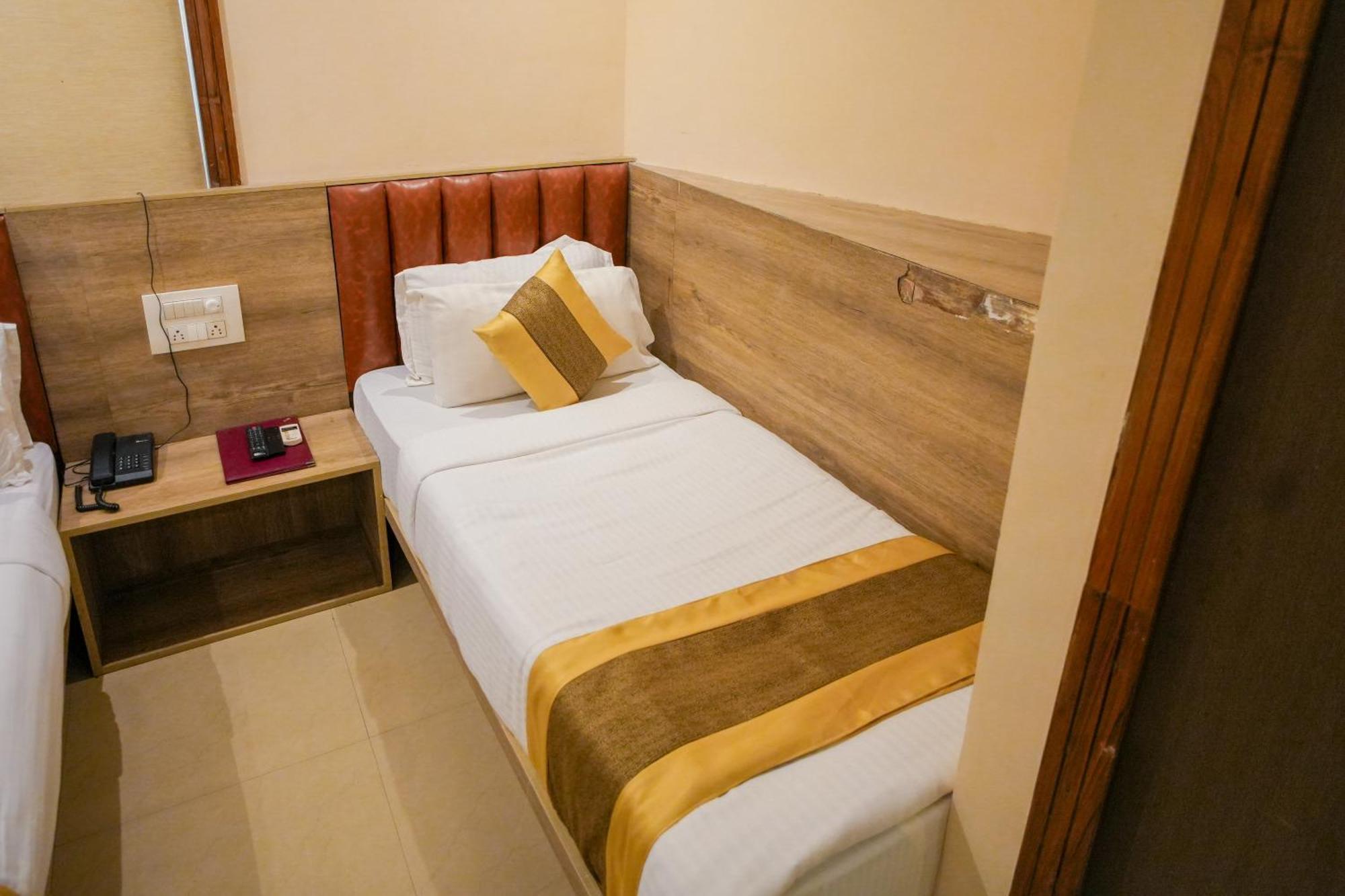 Hotel Skylink Hospitality Mahalaxmi Mumbai  Buitenkant foto