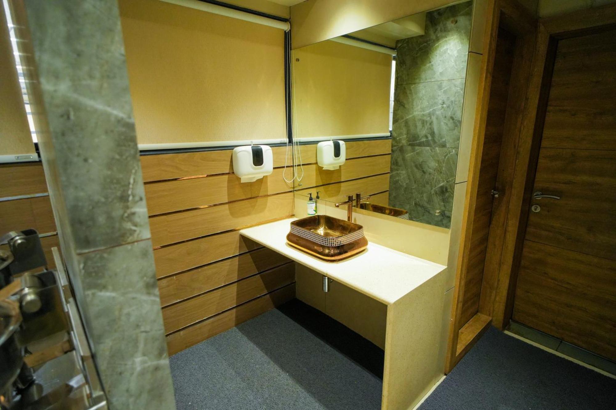 Hotel Skylink Hospitality Mahalaxmi Mumbai  Buitenkant foto